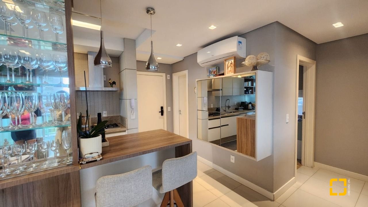 Cobertura com 206m², 4 quartos (sendo 2 suítes), 2 garagens, no bairro Agronômica em Florianópolis