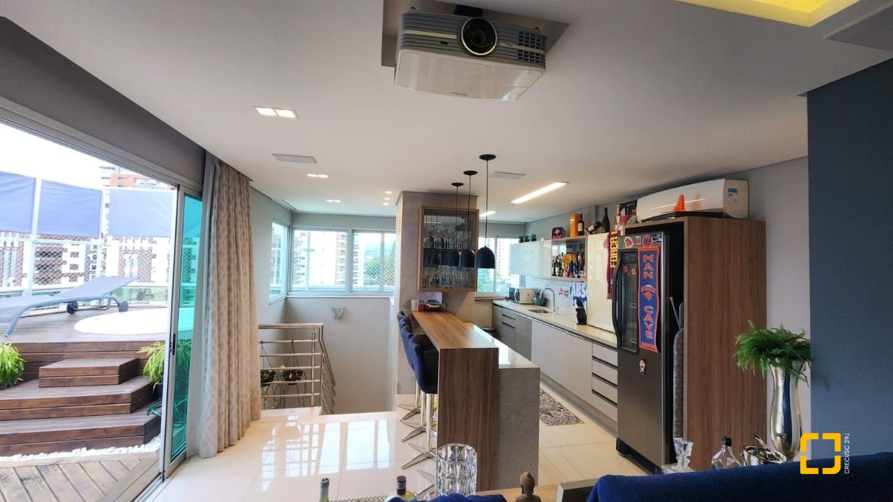 Cobertura com 206m², 4 quartos (sendo 2 suítes), 2 garagens, no bairro Agronômica em Florianópolis