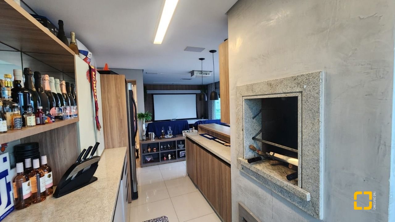 Cobertura com 206m², 4 quartos (sendo 2 suítes), 2 garagens, no bairro Agronômica em Florianópolis