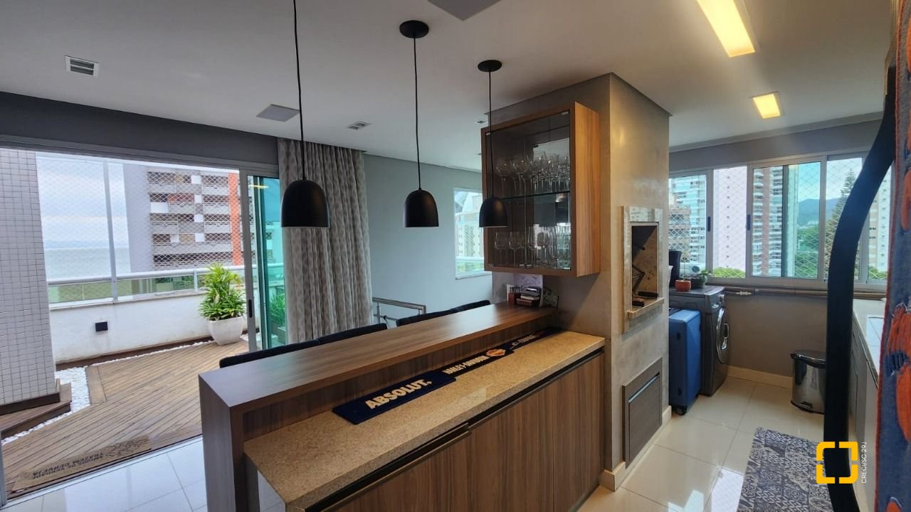 Cobertura com 206m², 4 quartos (sendo 2 suítes), 2 garagens, no bairro Agronômica em Florianópolis