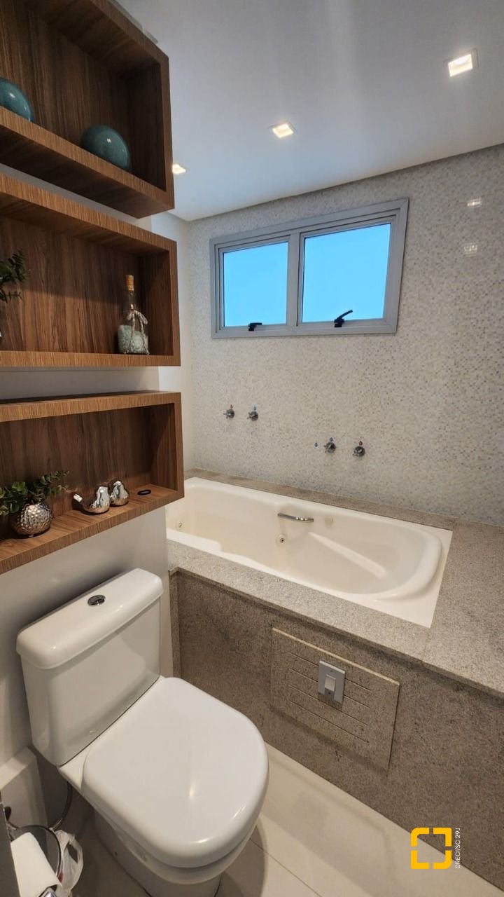 Cobertura com 206m², 4 quartos (sendo 2 suítes), 2 garagens, no bairro Agronômica em Florianópolis