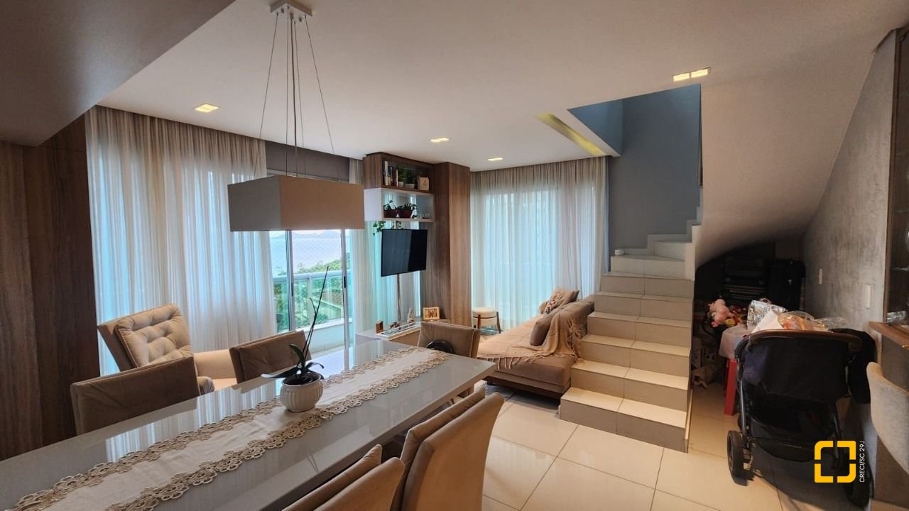 Cobertura com 206m², 4 quartos (sendo 2 suítes), 2 garagens, no bairro Agronômica em Florianópolis