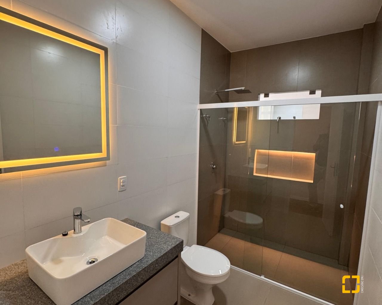 Apartamento com 104m², 4 quartos (sendo 1 suíte), 1 garagem, no bairro Centro em Florianópolis