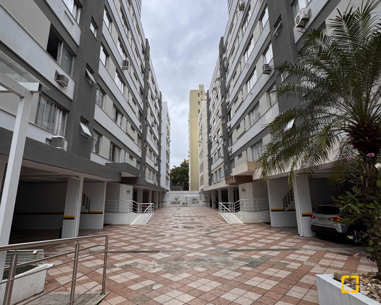 Apartamento com 104m², 4 quartos (sendo 1 suíte), 1 garagem, no bairro Centro em Florianópolis