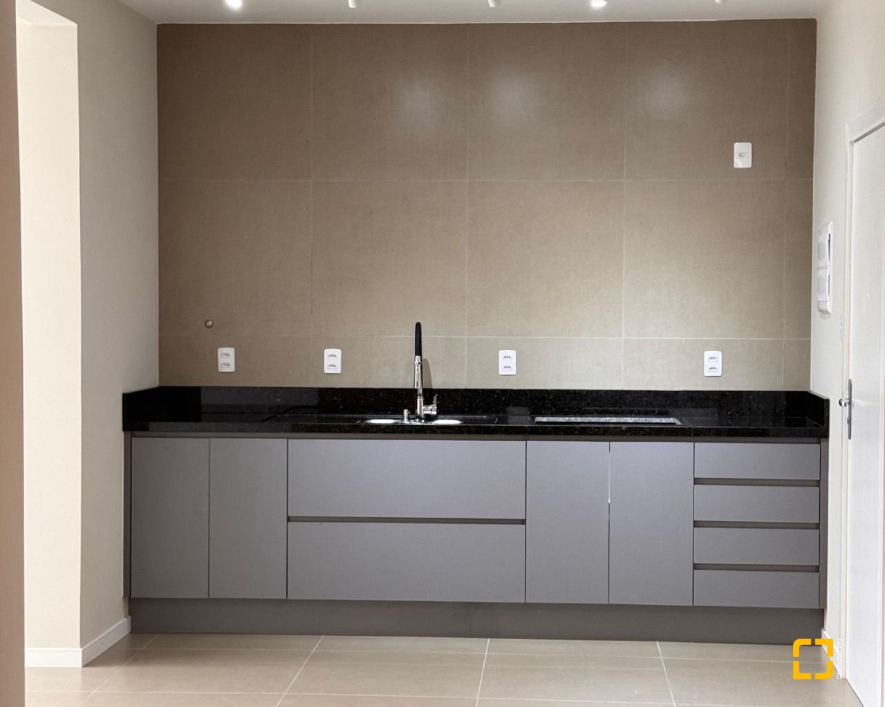 Apartamento com 104m², 4 quartos (sendo 1 suíte), 1 garagem, no bairro Centro em Florianópolis
