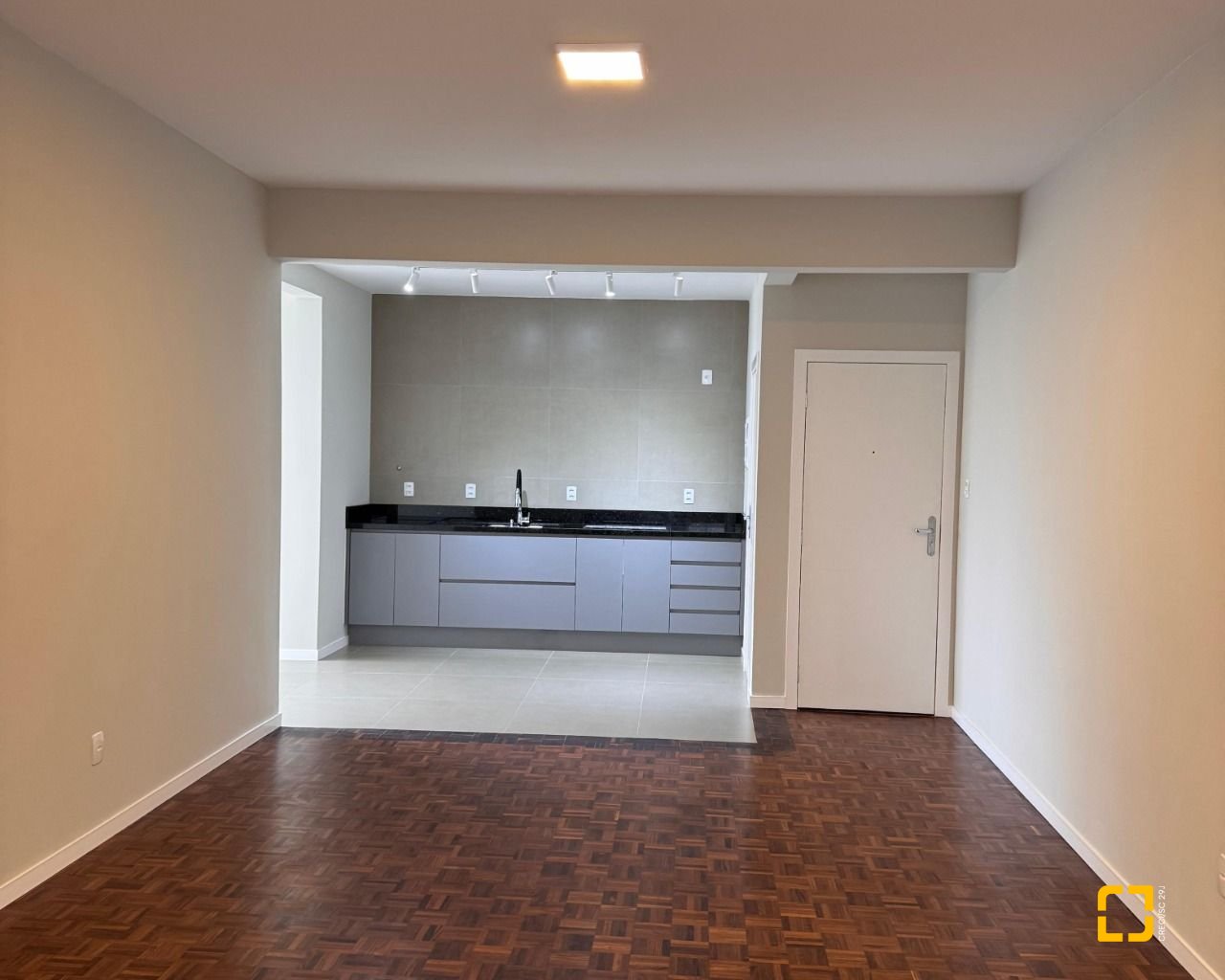 Apartamento com 104m², 4 quartos (sendo 1 suíte), 1 garagem, no bairro Centro em Florianópolis