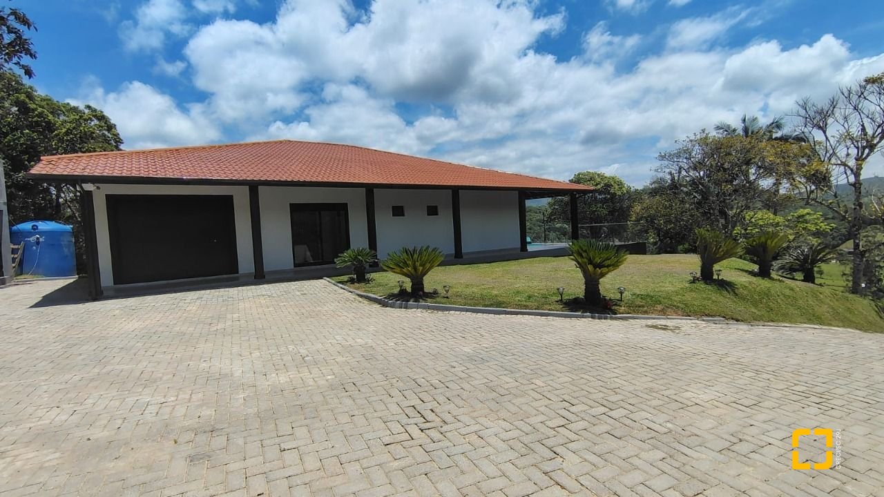 Sítio com 342m², 4 quartos (sendo 2 suítes), 2 garagens, no bairro Colonia Santa Luzia em Santo Amaro da Imperatriz