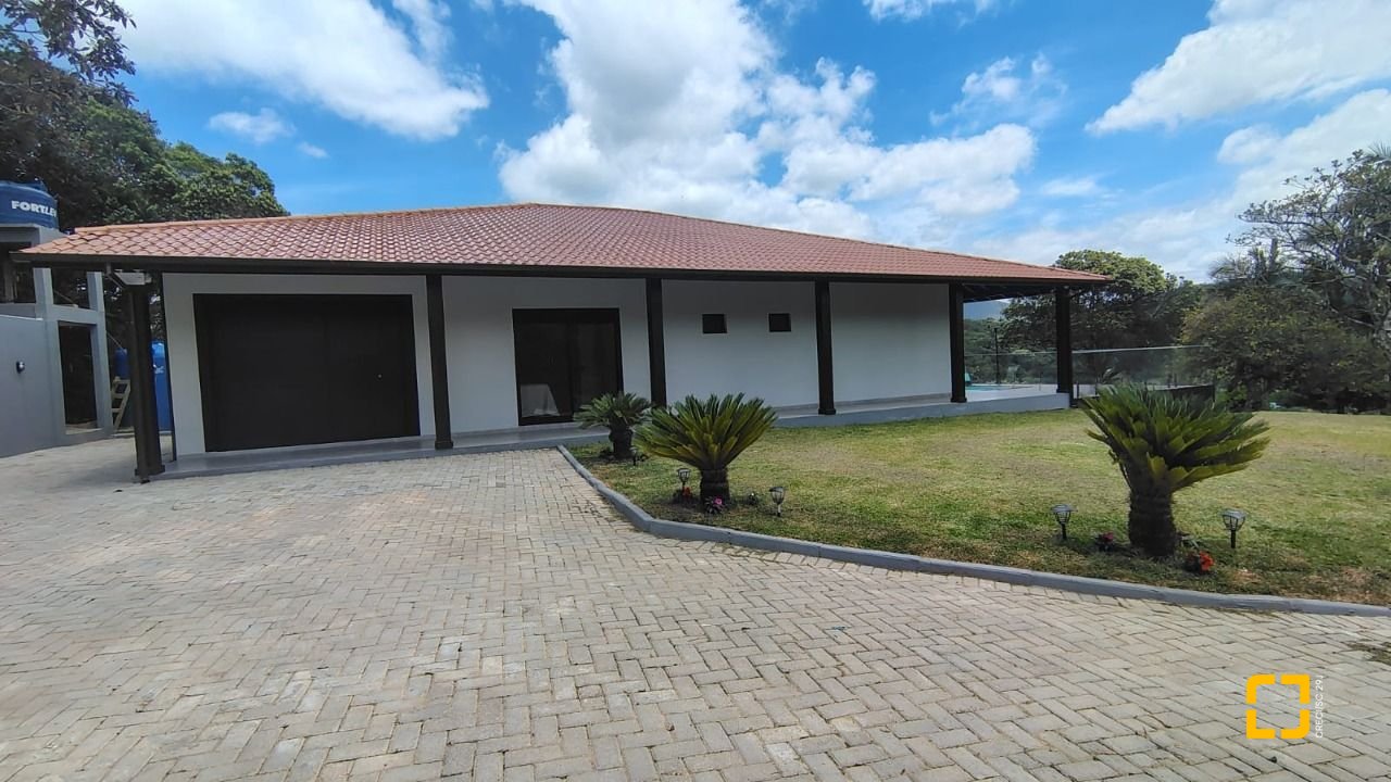 Sítio com 342m², 4 quartos (sendo 2 suítes), 2 garagens, no bairro Colonia Santa Luzia em Santo Amaro da Imperatriz