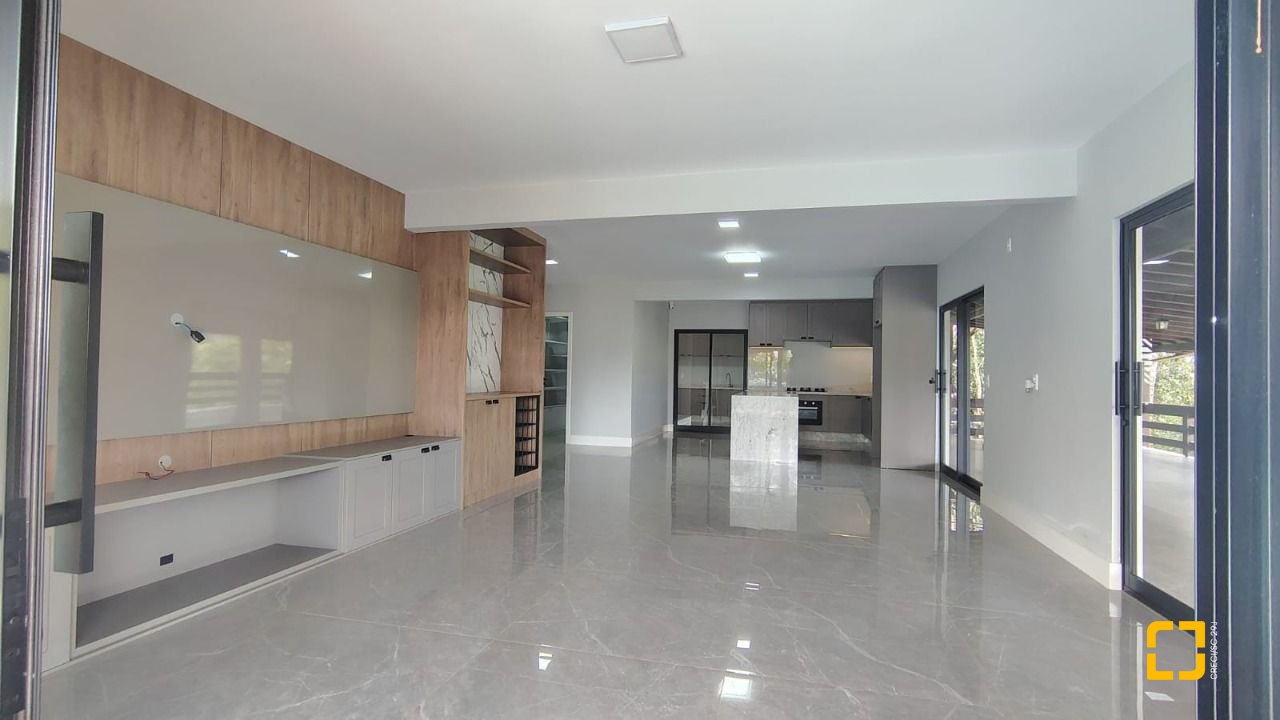 Sítio com 342m², 4 quartos (sendo 2 suítes), 2 garagens, no bairro Colonia Santa Luzia em Santo Amaro da Imperatriz
