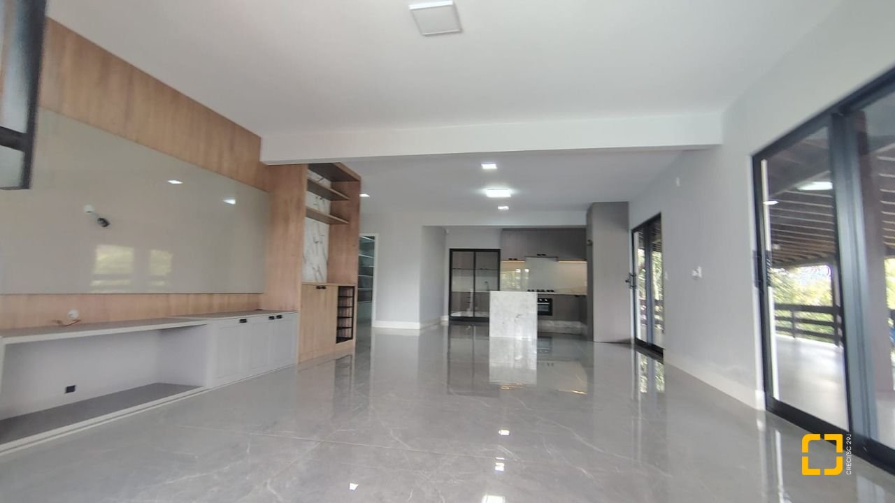 Sítio com 342m², 4 quartos (sendo 2 suítes), 2 garagens, no bairro Colonia Santa Luzia em Santo Amaro da Imperatriz