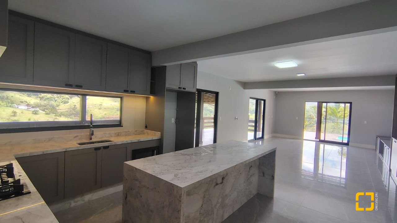 Sítio com 342m², 4 quartos (sendo 2 suítes), 2 garagens, no bairro Colonia Santa Luzia em Santo Amaro da Imperatriz