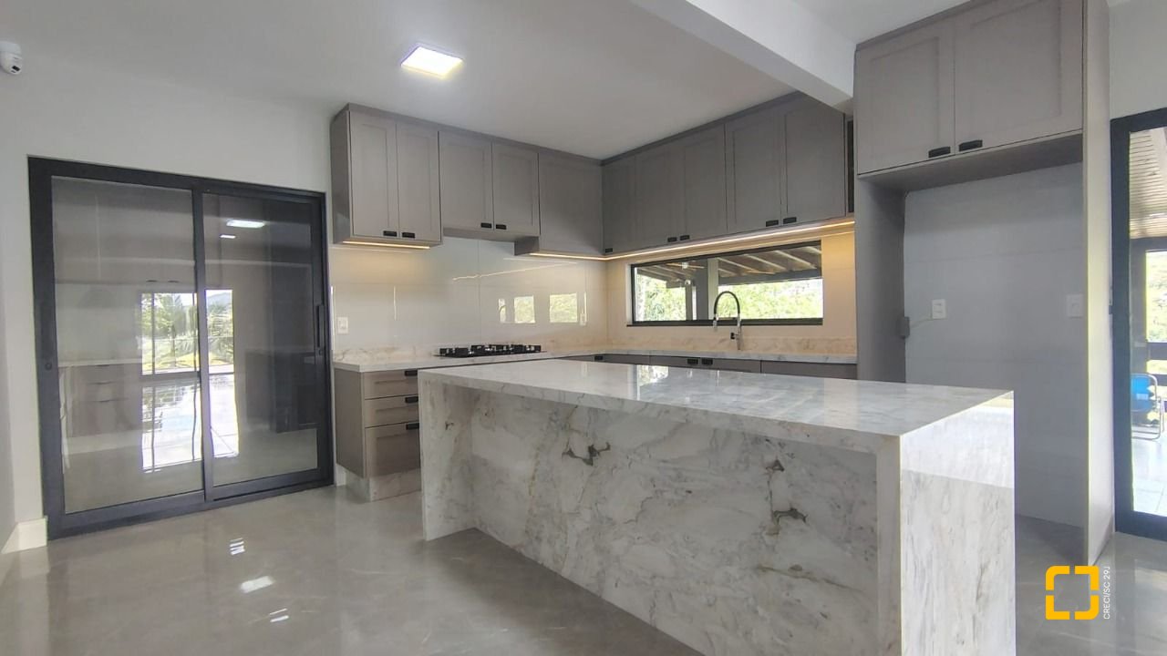 Sítio com 342m², 4 quartos (sendo 2 suítes), 2 garagens, no bairro Colonia Santa Luzia em Santo Amaro da Imperatriz