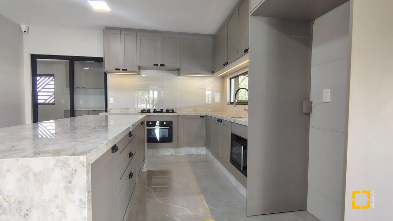 Sítio com 342m², 4 quartos (sendo 2 suítes), 2 garagens, no bairro Colonia Santa Luzia em Santo Amaro da Imperatriz