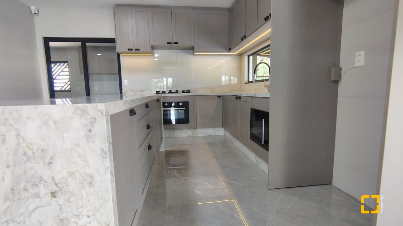 Sítio com 342m², 4 quartos (sendo 2 suítes), 2 garagens, no bairro Colonia Santa Luzia em Santo Amaro da Imperatriz