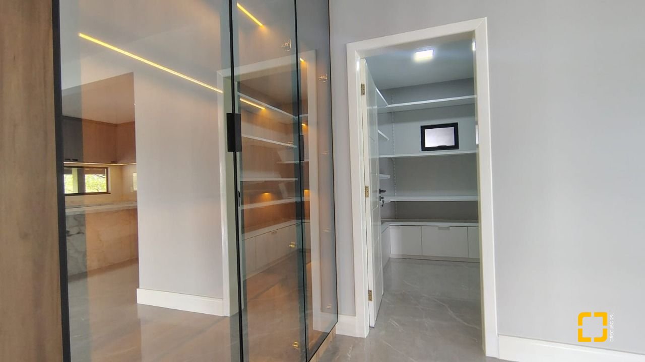 Sítio com 342m², 4 quartos (sendo 2 suítes), 2 garagens, no bairro Colonia Santa Luzia em Santo Amaro da Imperatriz