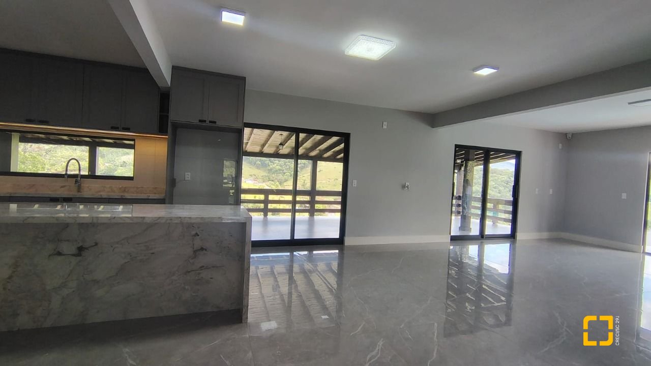 Sítio com 342m², 4 quartos (sendo 2 suítes), 2 garagens, no bairro Colonia Santa Luzia em Santo Amaro da Imperatriz