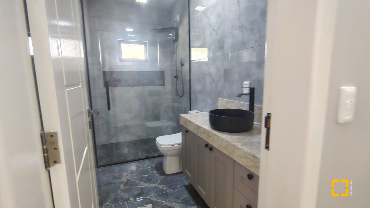 Sítio com 342m², 4 quartos (sendo 2 suítes), 2 garagens, no bairro Colonia Santa Luzia em Santo Amaro da Imperatriz