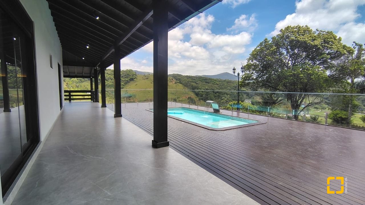 Sítio com 342m², 4 quartos (sendo 2 suítes), 2 garagens, no bairro Colonia Santa Luzia em Santo Amaro da Imperatriz