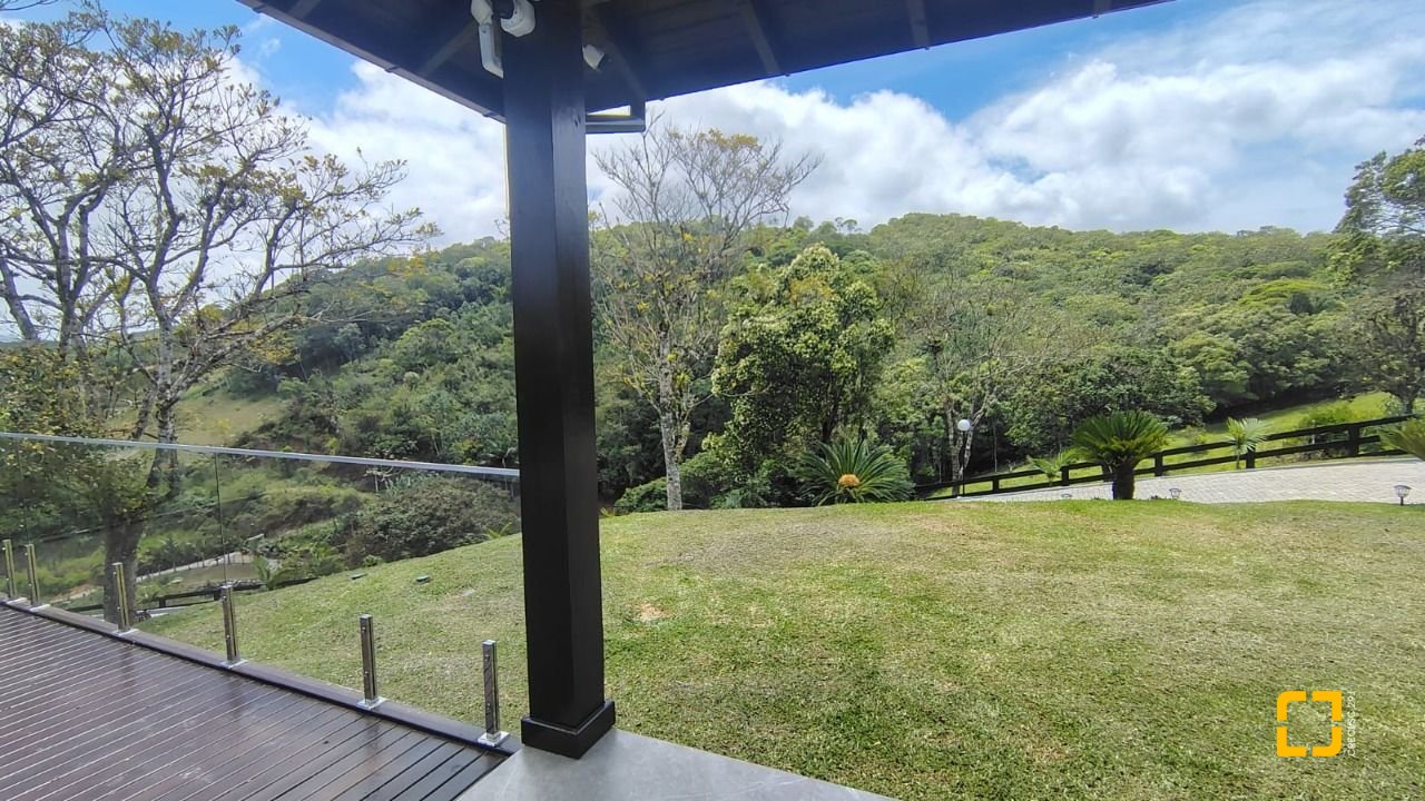 Sítio com 342m², 4 quartos (sendo 2 suítes), 2 garagens, no bairro Colonia Santa Luzia em Santo Amaro da Imperatriz