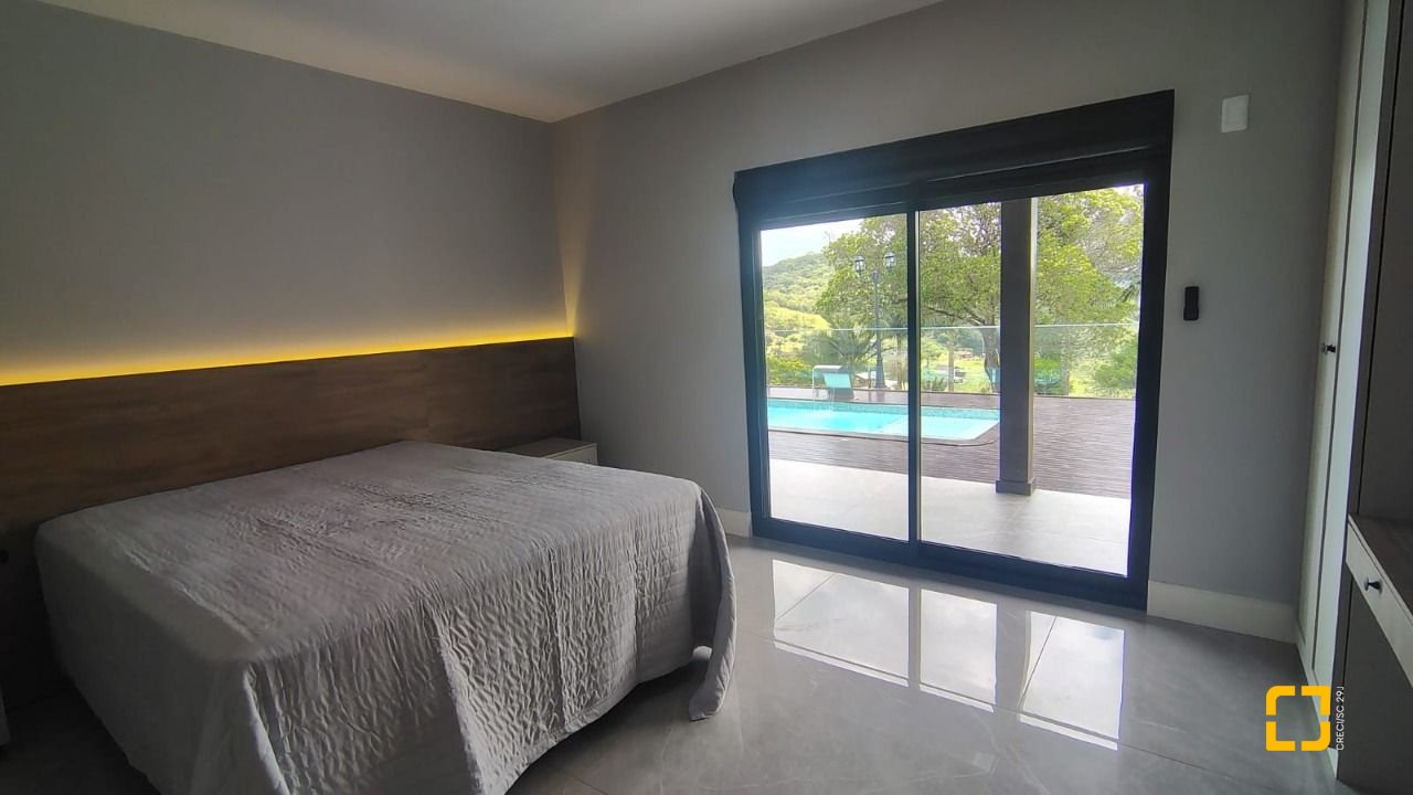 Sítio com 342m², 4 quartos (sendo 2 suítes), 2 garagens, no bairro Colonia Santa Luzia em Santo Amaro da Imperatriz