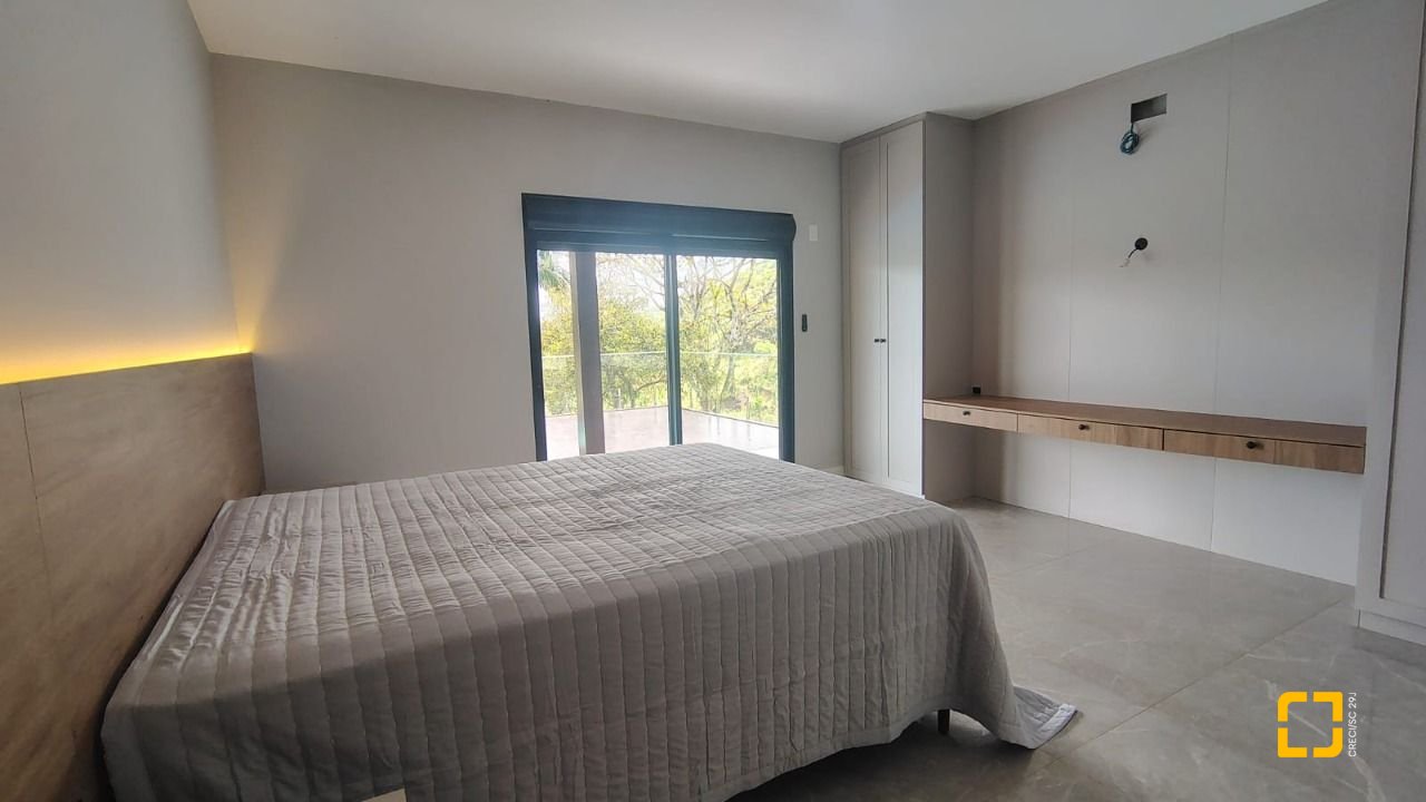 Sítio com 342m², 4 quartos (sendo 2 suítes), 2 garagens, no bairro Colonia Santa Luzia em Santo Amaro da Imperatriz