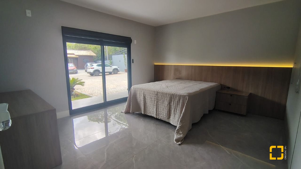 Sítio com 342m², 4 quartos (sendo 2 suítes), 2 garagens, no bairro Colonia Santa Luzia em Santo Amaro da Imperatriz
