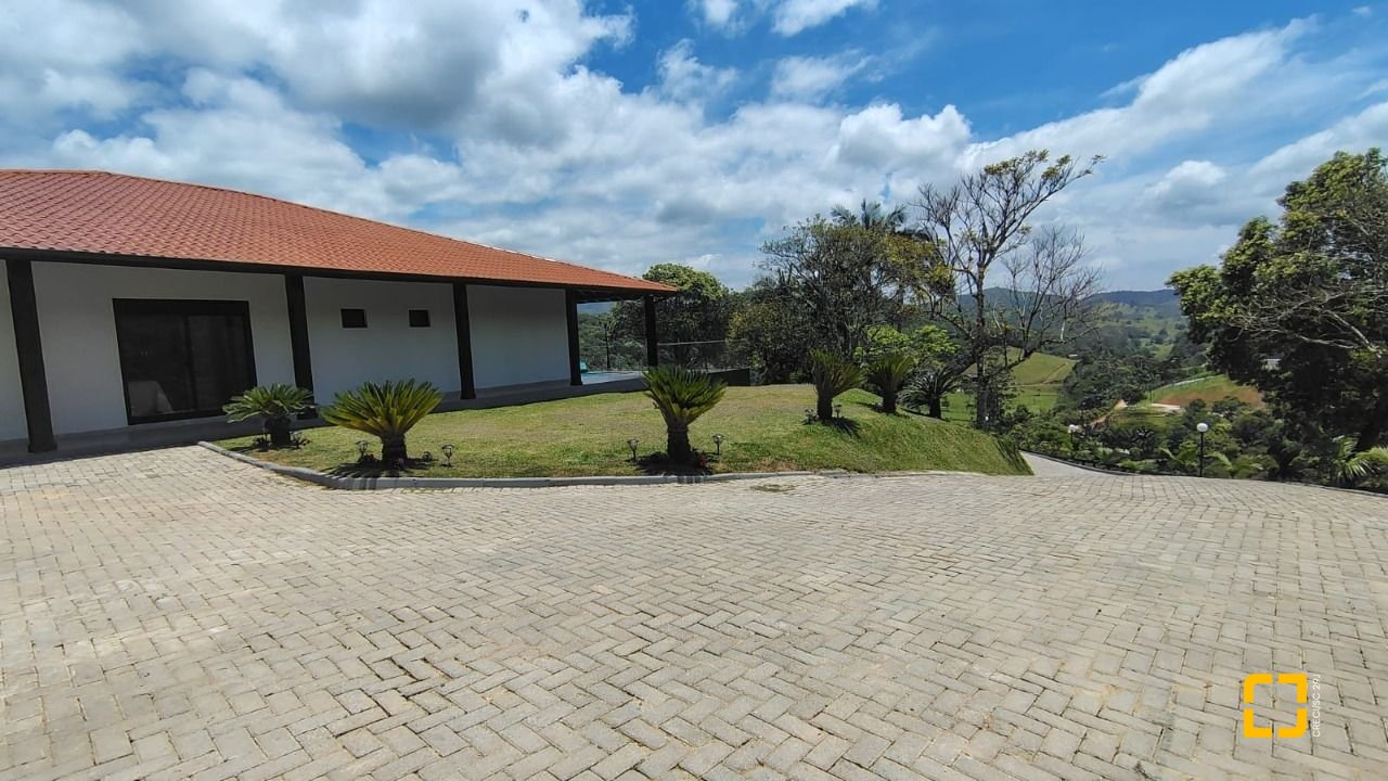 Sítio com 342m², 4 quartos (sendo 2 suítes), 2 garagens, no bairro Colonia Santa Luzia em Santo Amaro da Imperatriz