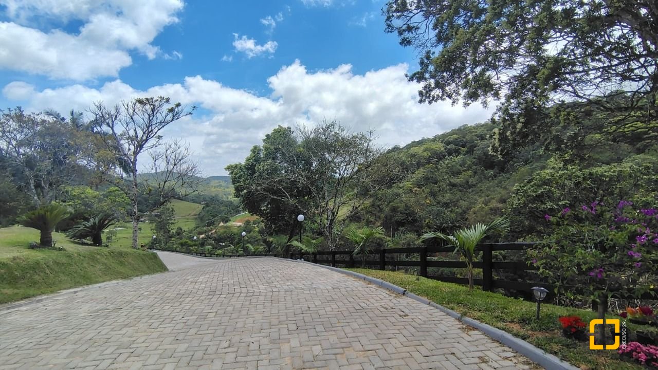 Sítio com 342m², 4 quartos (sendo 2 suítes), 2 garagens, no bairro Colonia Santa Luzia em Santo Amaro da Imperatriz