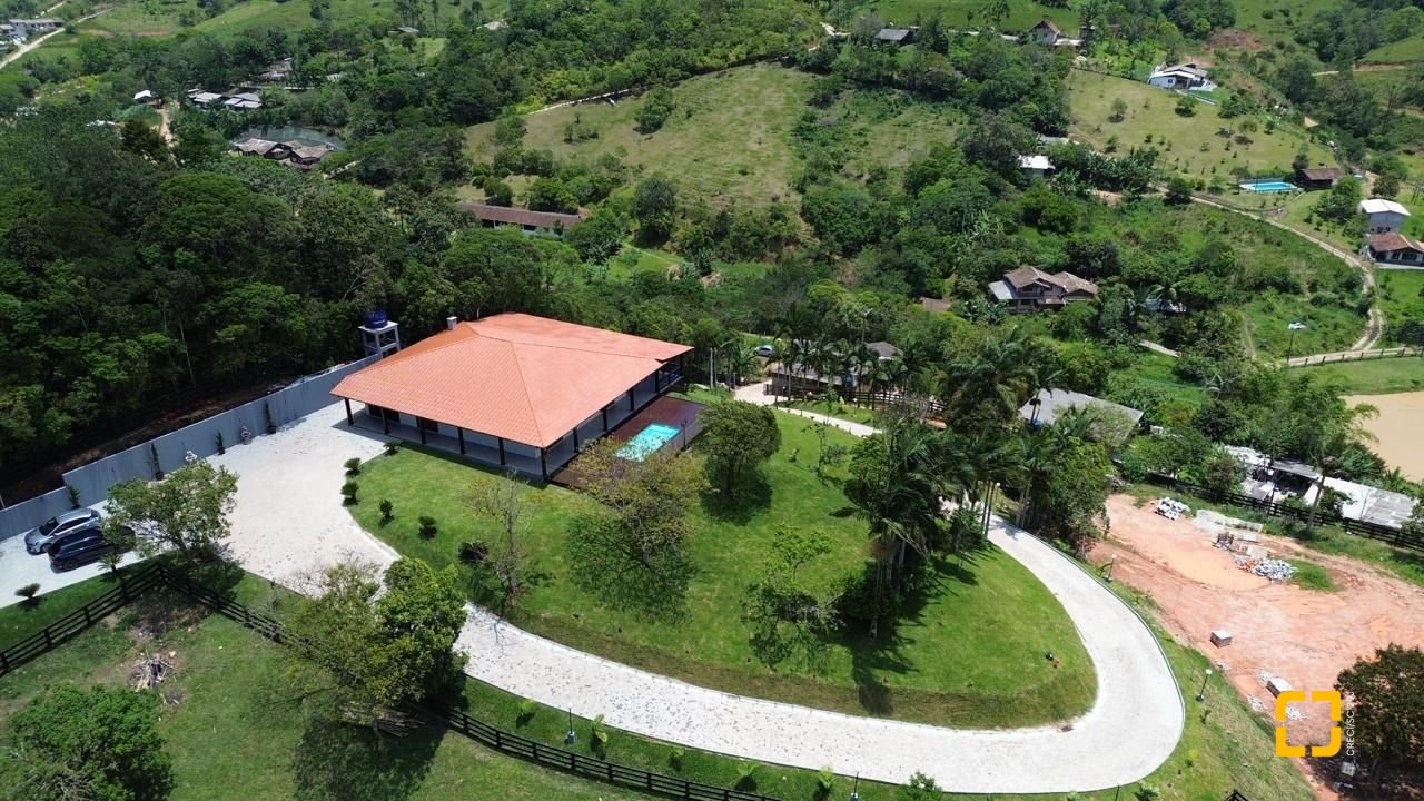 Sítio com 342m², 4 quartos (sendo 2 suítes), 2 garagens, no bairro Colonia Santa Luzia em Santo Amaro da Imperatriz