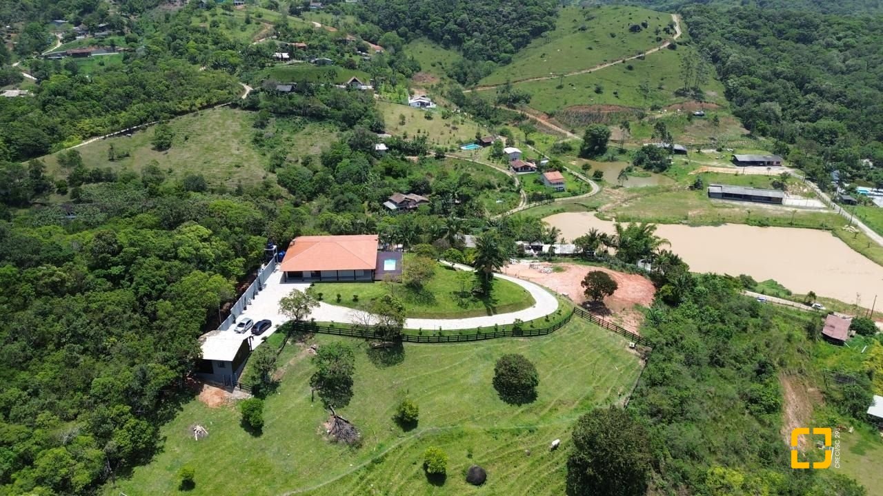 Sítio com 342m², 4 quartos (sendo 2 suítes), 2 garagens, no bairro Colonia Santa Luzia em Santo Amaro da Imperatriz