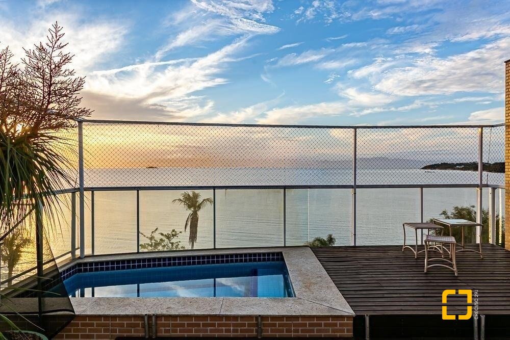 Cobertura com 487m², 4 quartos (sendo 4 suítes), 4 garagens, no bairro João Paulo em Florianópolis