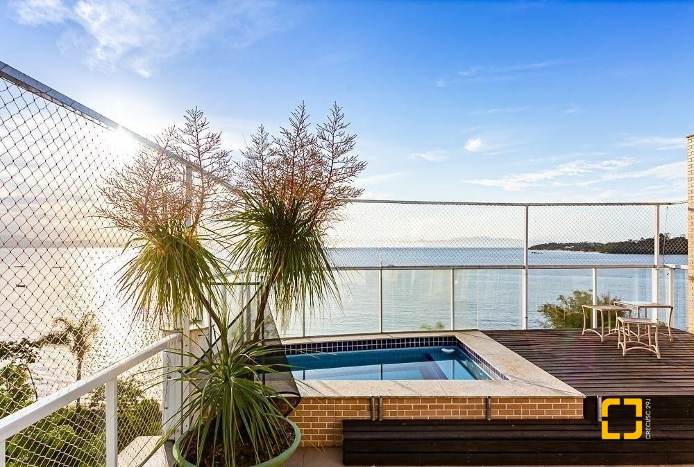 Cobertura com 487m², 4 quartos (sendo 4 suítes), 4 garagens, no bairro João Paulo em Florianópolis