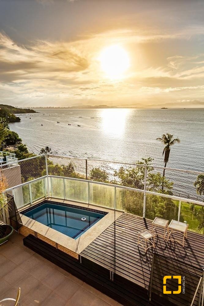 Cobertura com 487m², 4 quartos (sendo 4 suítes), 4 garagens, no bairro João Paulo em Florianópolis