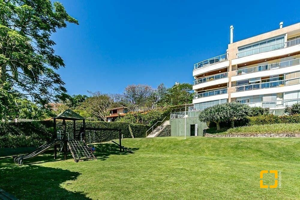 Cobertura com 487m², 4 quartos (sendo 4 suítes), 4 garagens, no bairro João Paulo em Florianópolis