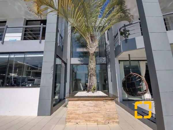Casa com 585m², 8 quartos (sendo 3 suítes), 6 garagens, no bairro João Paulo em Florianópolis