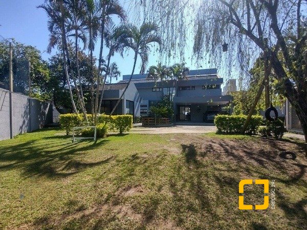 Casa com 585m², 8 quartos (sendo 3 suítes), 6 garagens, no bairro João Paulo em Florianópolis
