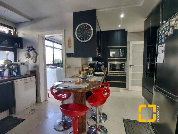 Casa com 585m², 8 quartos (sendo 3 suítes), 6 garagens, no bairro João Paulo em Florianópolis