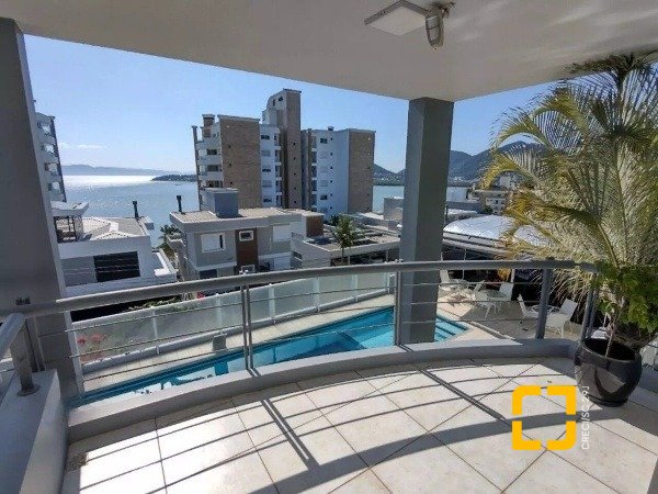 Casa com 585m², 8 quartos (sendo 3 suítes), 6 garagens, no bairro João Paulo em Florianópolis