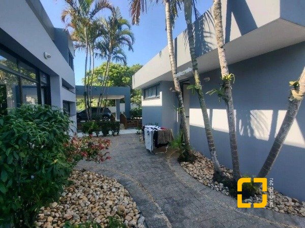 Casa com 585m², 8 quartos (sendo 3 suítes), 6 garagens, no bairro João Paulo em Florianópolis
