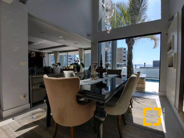 Casa com 585m², 8 quartos (sendo 3 suítes), 6 garagens, no bairro João Paulo em Florianópolis