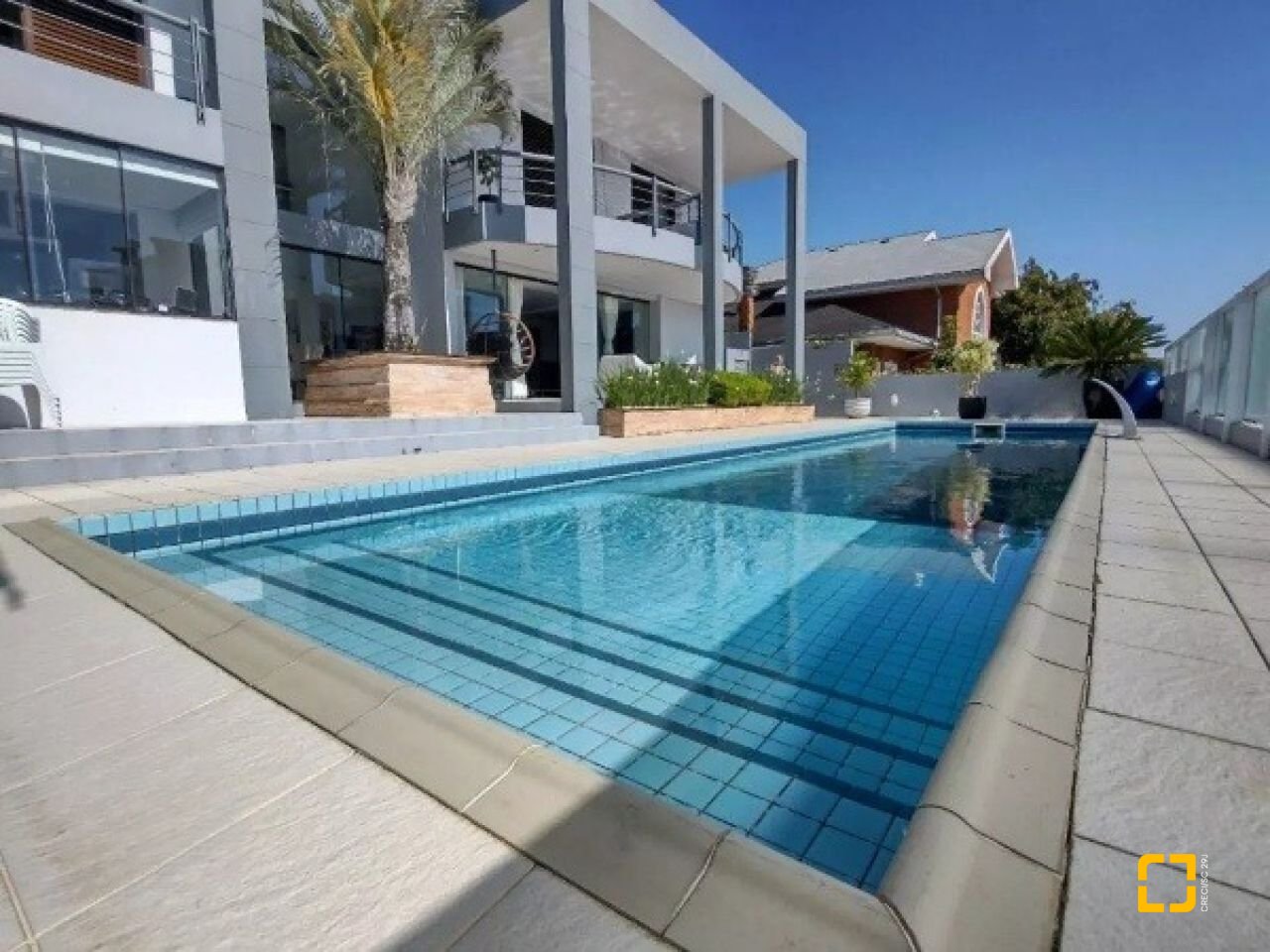 Casa com 585m², 8 quartos (sendo 3 suítes), 6 garagens, no bairro João Paulo em Florianópolis