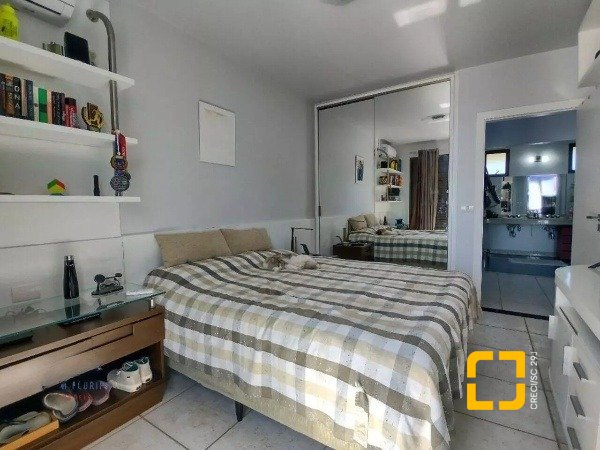 Casa com 585m², 8 quartos (sendo 3 suítes), 6 garagens, no bairro João Paulo em Florianópolis