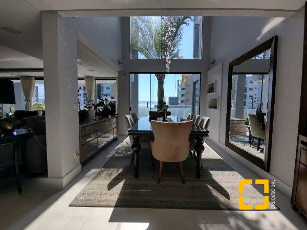 Casa com 585m², 8 quartos (sendo 3 suítes), 6 garagens, no bairro João Paulo em Florianópolis