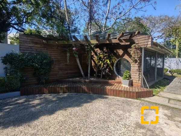 Casa com 585m², 8 quartos (sendo 3 suítes), 6 garagens, no bairro João Paulo em Florianópolis