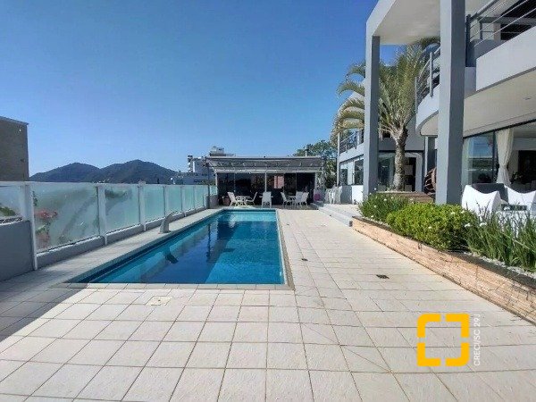 Casa com 585m², 8 quartos (sendo 3 suítes), 6 garagens, no bairro João Paulo em Florianópolis