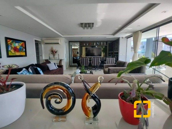Casa com 585m², 8 quartos (sendo 3 suítes), 6 garagens, no bairro João Paulo em Florianópolis