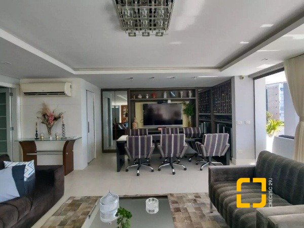 Casa com 585m², 8 quartos (sendo 3 suítes), 6 garagens, no bairro João Paulo em Florianópolis