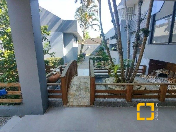 Casa com 585m², 8 quartos (sendo 3 suítes), 6 garagens, no bairro João Paulo em Florianópolis