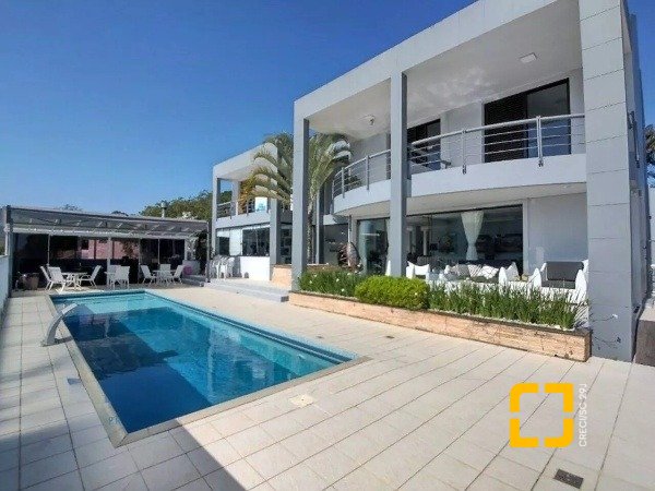 Casa com 585m², 8 quartos (sendo 3 suítes), 6 garagens, no bairro João Paulo em Florianópolis
