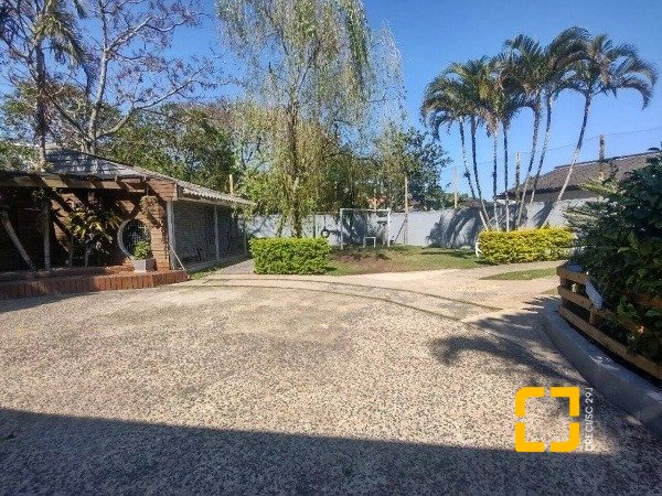 Casa com 585m², 8 quartos (sendo 3 suítes), 6 garagens, no bairro João Paulo em Florianópolis